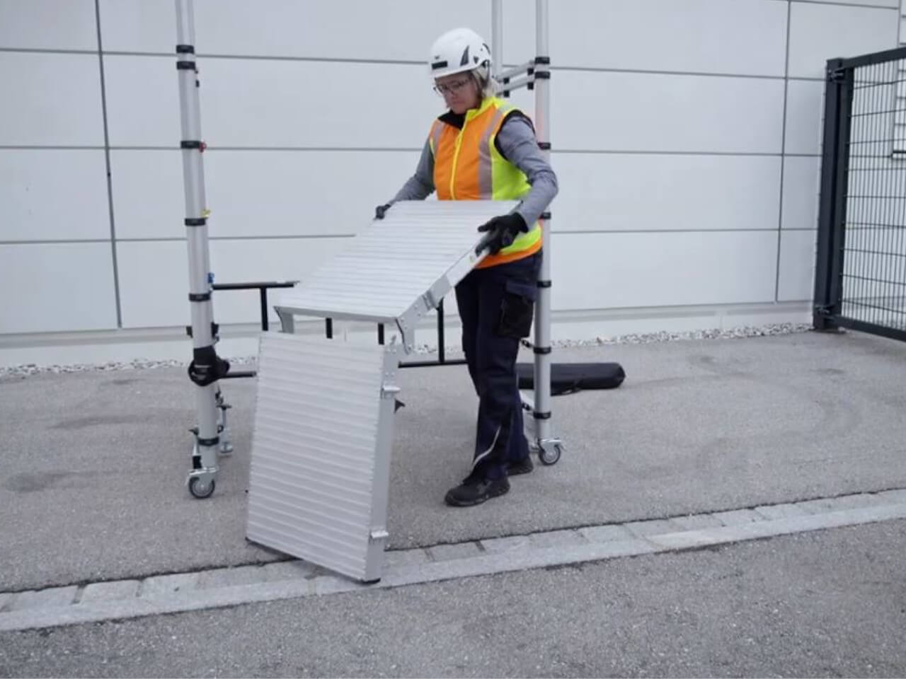 aluminium plattform inklusive durchstieg vom zarges teletower