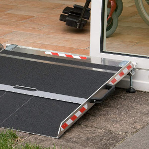dank der klappfunktion kann die btr rollstuhlrampe dauerhaft im aussenbereich bleiben