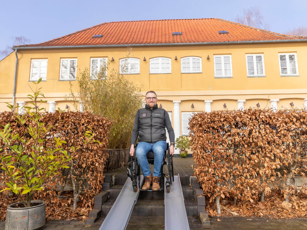 mann im rollstuhl nutzt guldmann rampe tsb (ausziehbar) fuer treppen