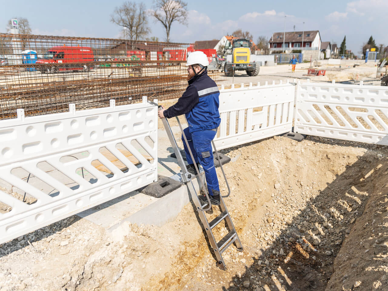 handwerker auf einer munk baustellen baugrubenleiter mit seitlichen handlauf