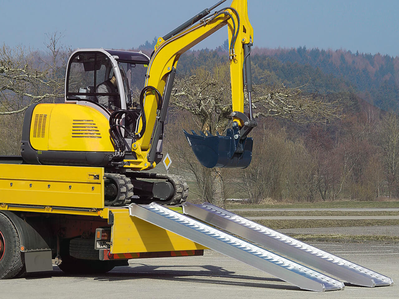 rampe avs von altec dient bagger zum herunterfahren vom fahrzeug oder anhaenger