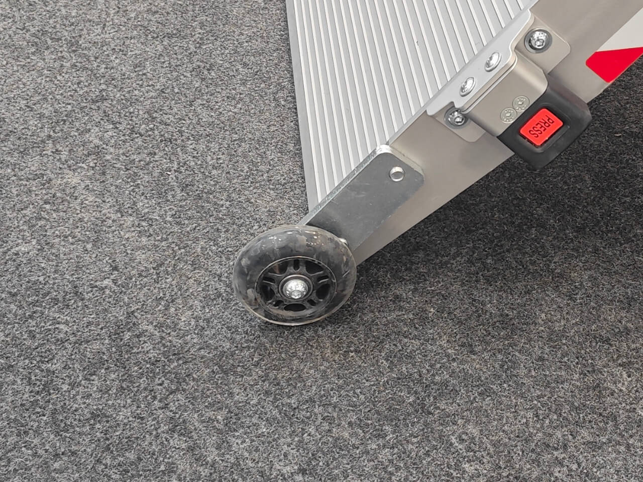 rolle fuer eine ausziehbare einbaurampe rrk oder rrd von altec