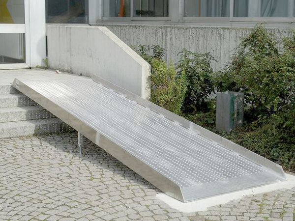 rollstuhlrampe ueberbrueckt vier stufen fuer rollstuhlfahrer