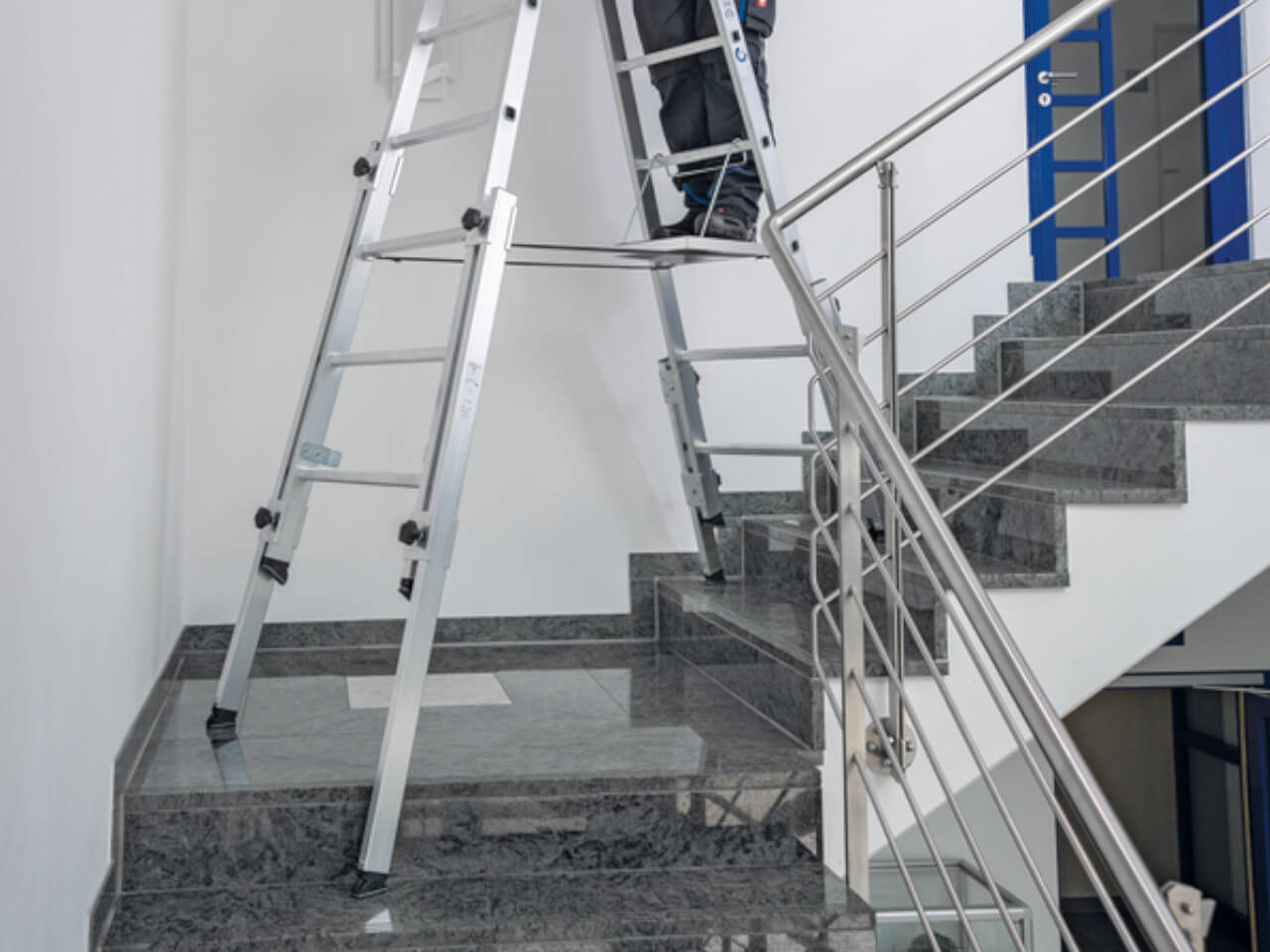 ausziehbare munk sprossen stehleiter auf einer treppe