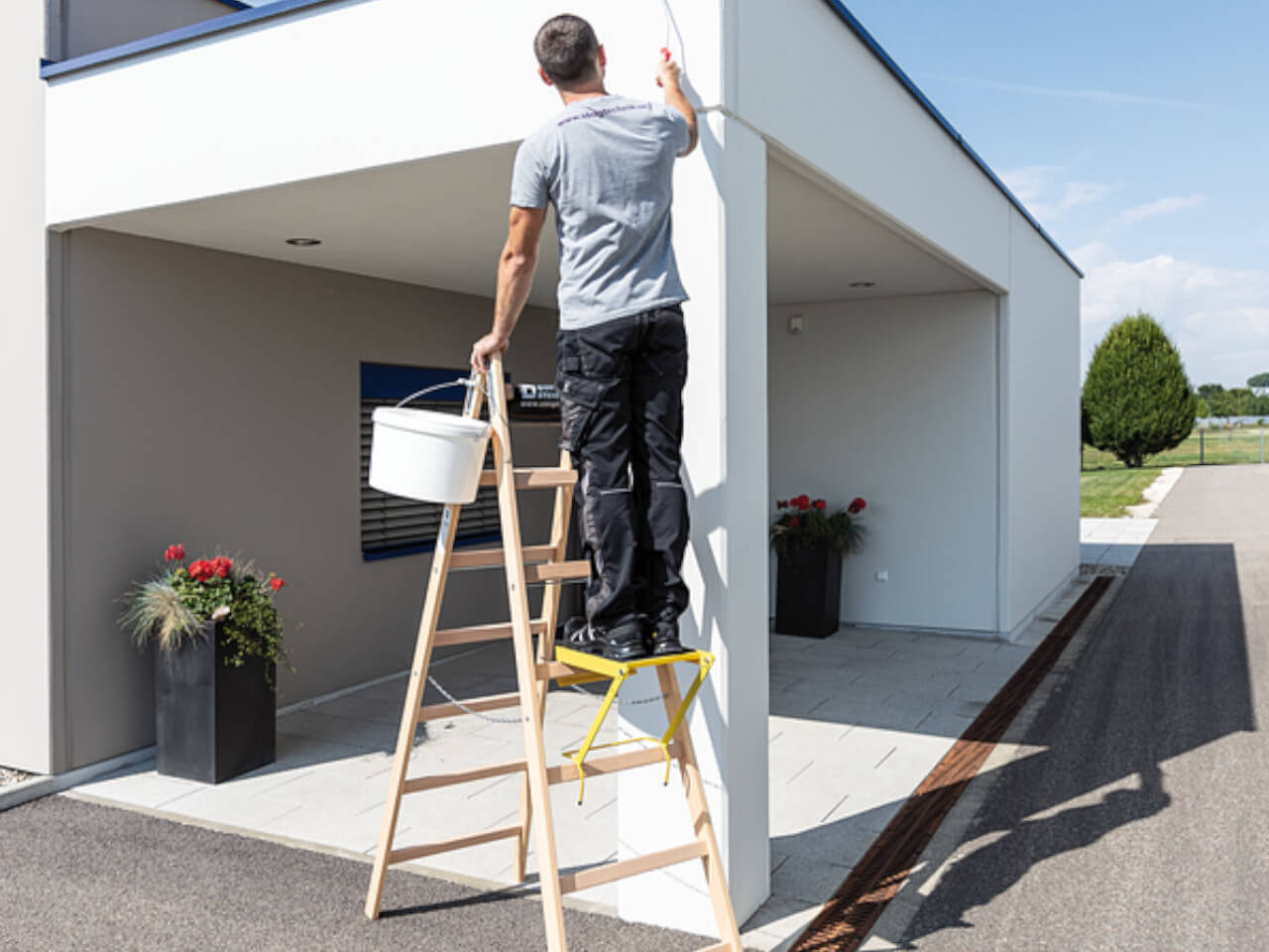 handwerker oder maler auf einer holz sprossen stehleiter von munk