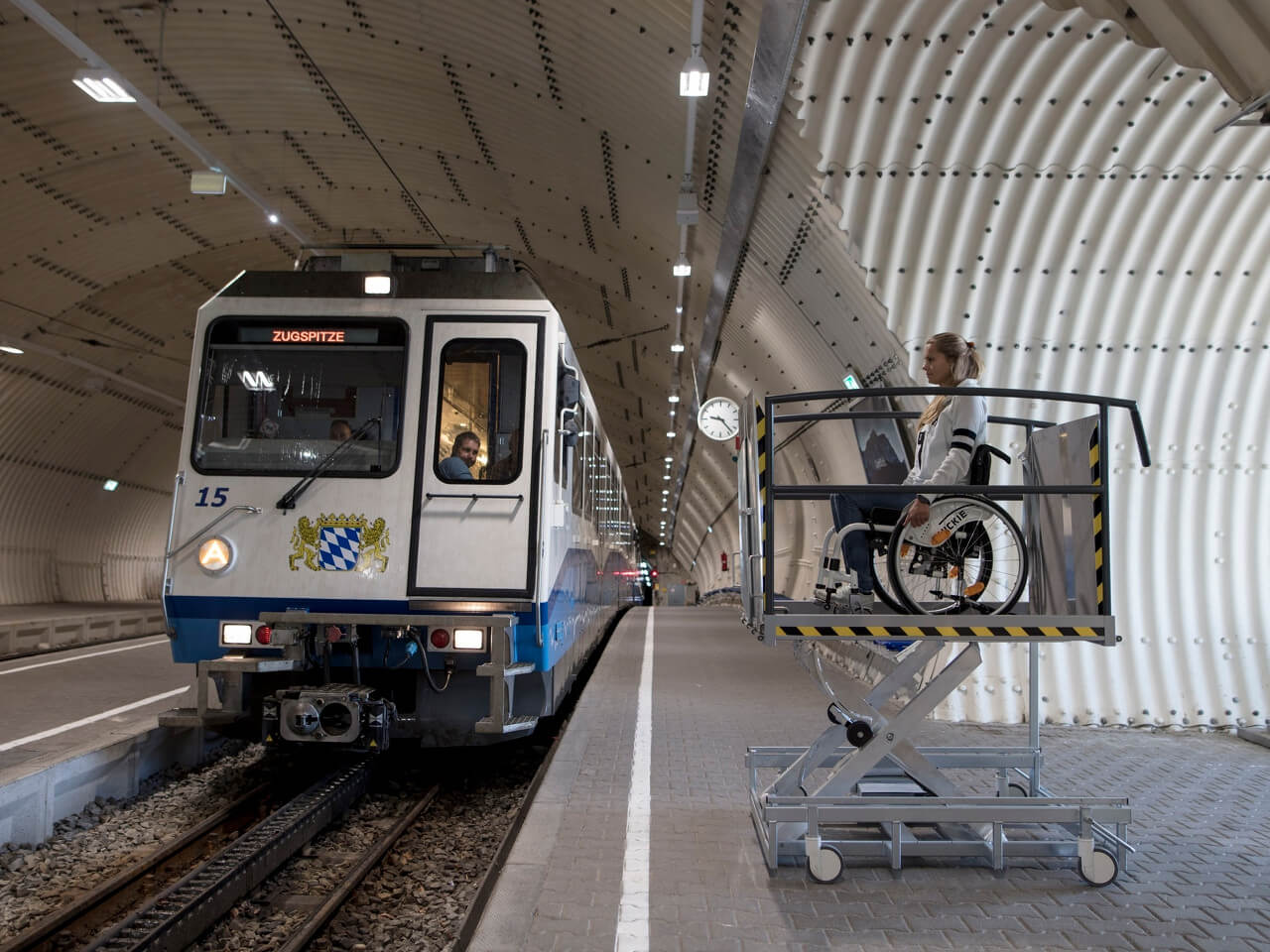 hublift fuer rollstuhlfahrer steht am gleis