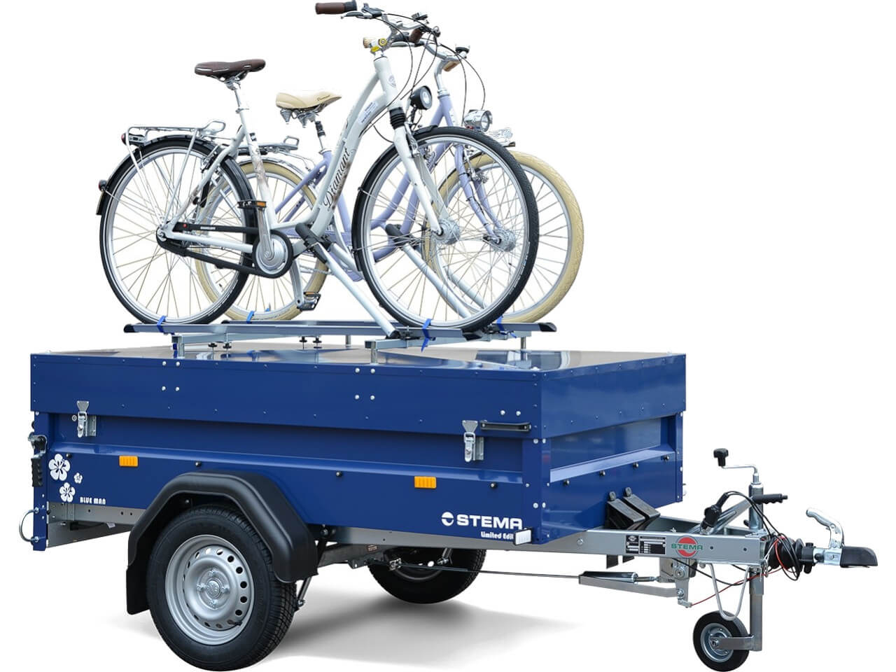 transport von einem fahrrad auf dem deckel eines blue man anhaengers