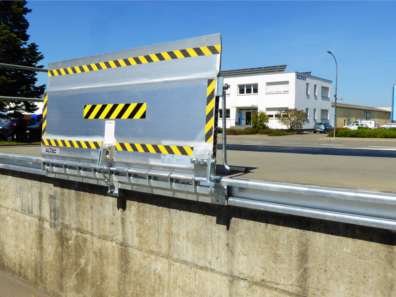 ueberladebruecke senkrecht stehend in ruheposition an der laderampe