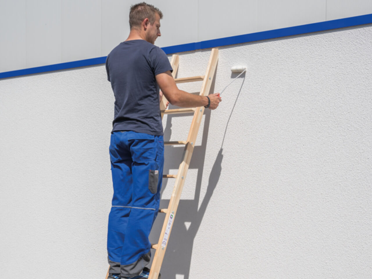 handwerker oder maler steht auf einer munk holz anlegeleiter