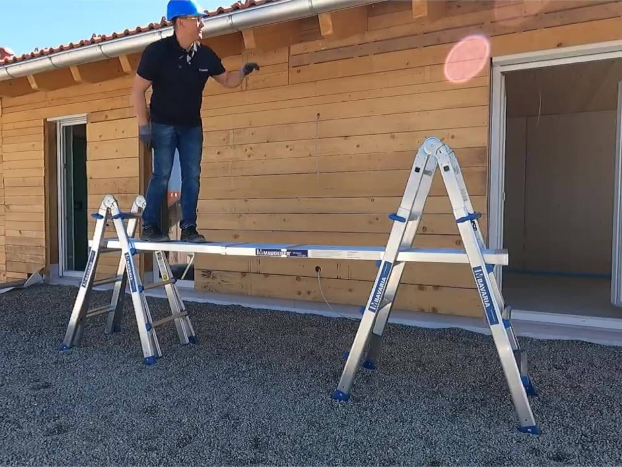 handwerker steht auf bavaria teleskopdiele