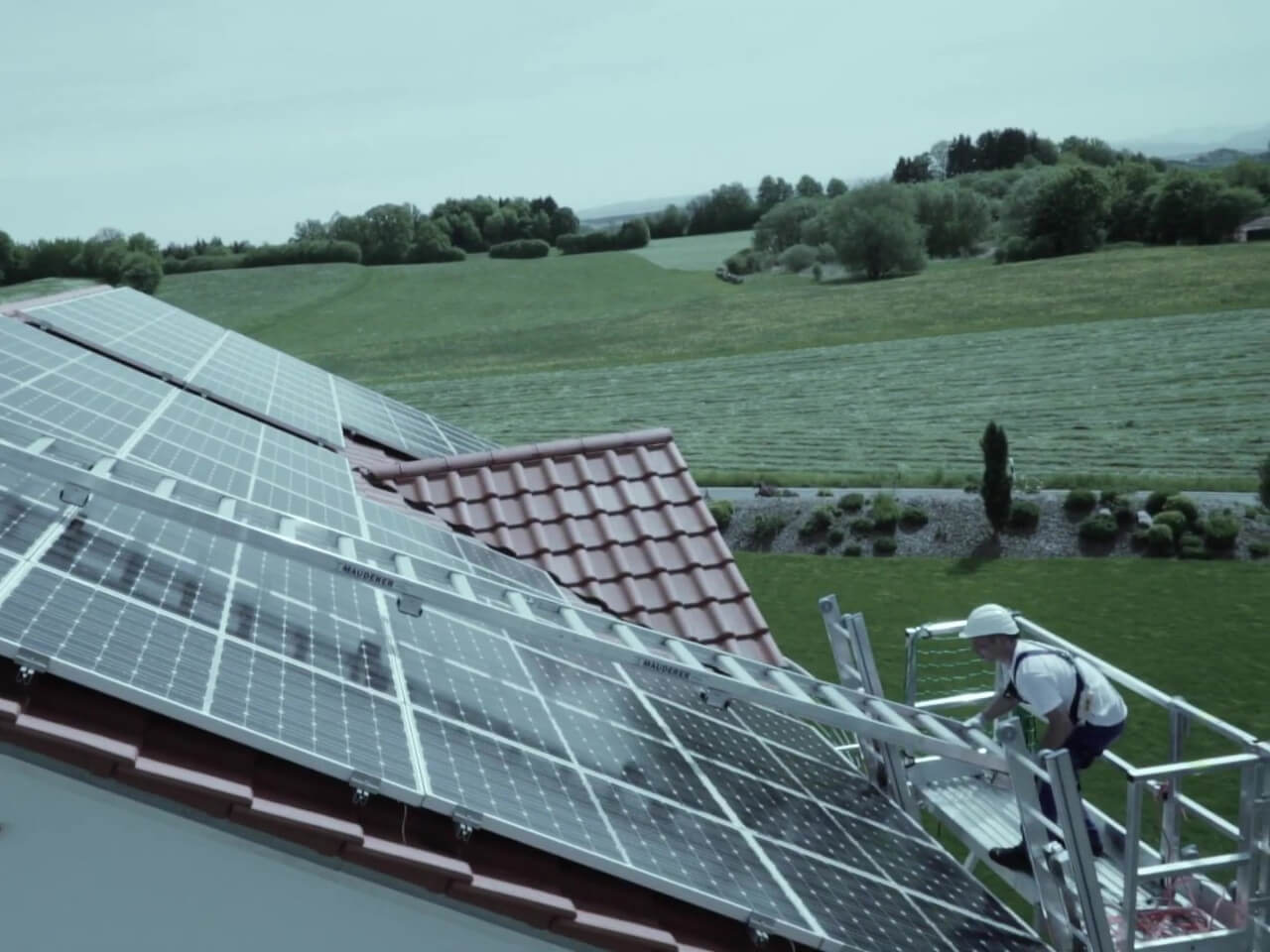 leiter zur wartung und installation einer solaranlage auf dem dach
