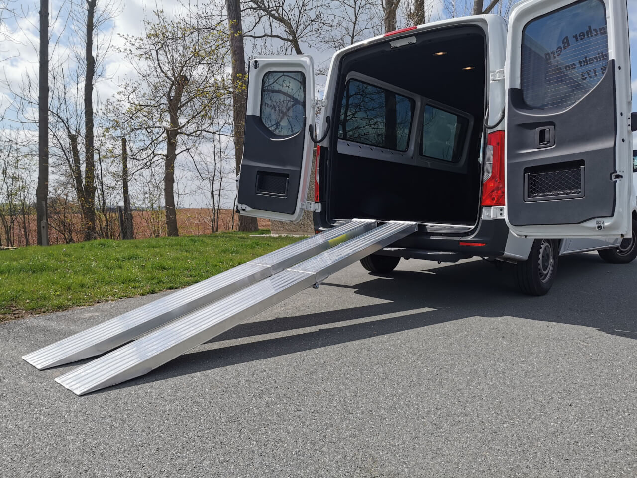 auffahrrampe aok im einsatz bei einem mercedes sprinter bus