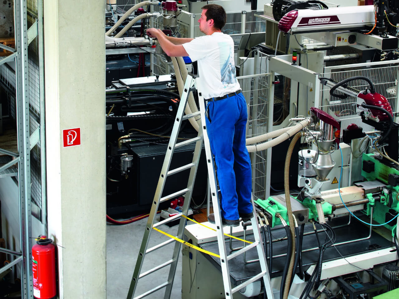 handwerker auf einer zarges coni b sprossen-stehleiter