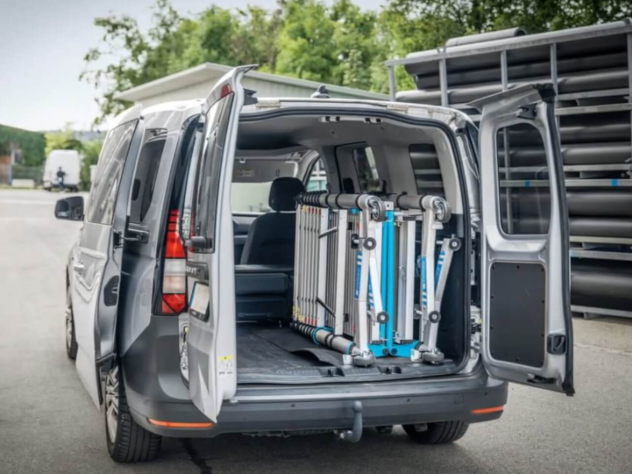 kompaktes verladen vom zarges teletower im pkw oder transporter