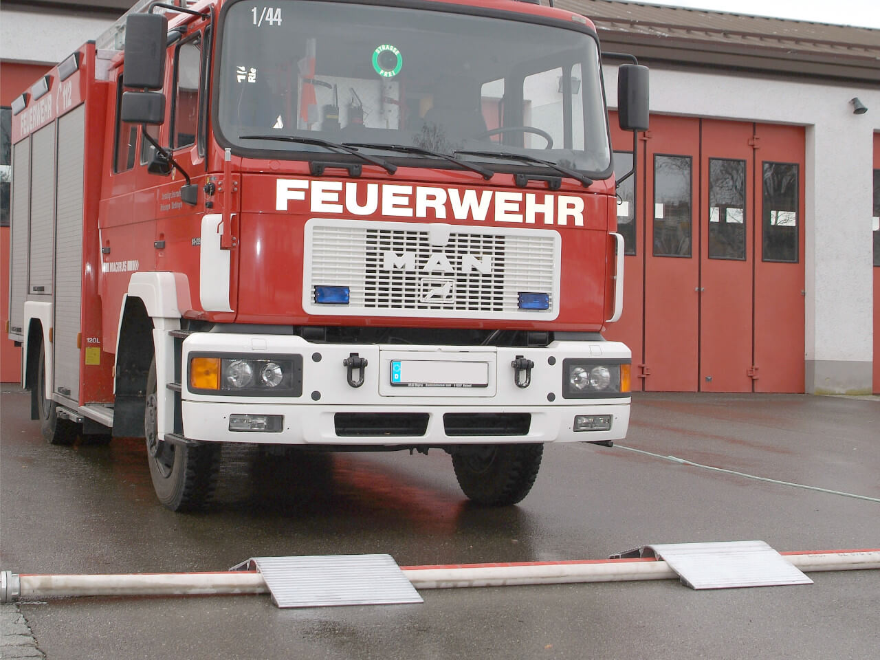 altec alu skr schlauchbruecke wird von feuerwehr fahrzeug genutzt