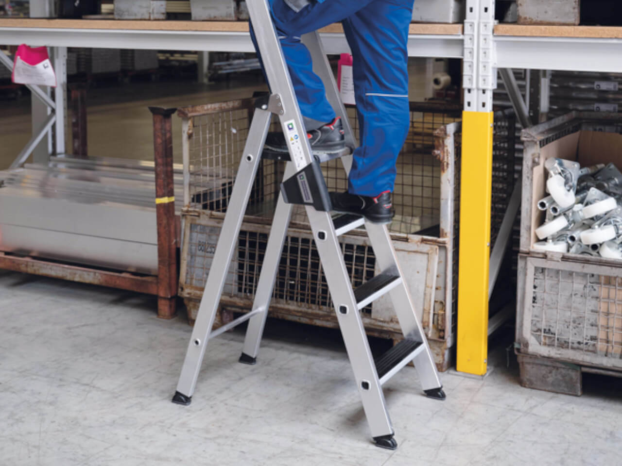 sicherer stand auf einer munk stufen-stehleiter inklusive clip-step stufen