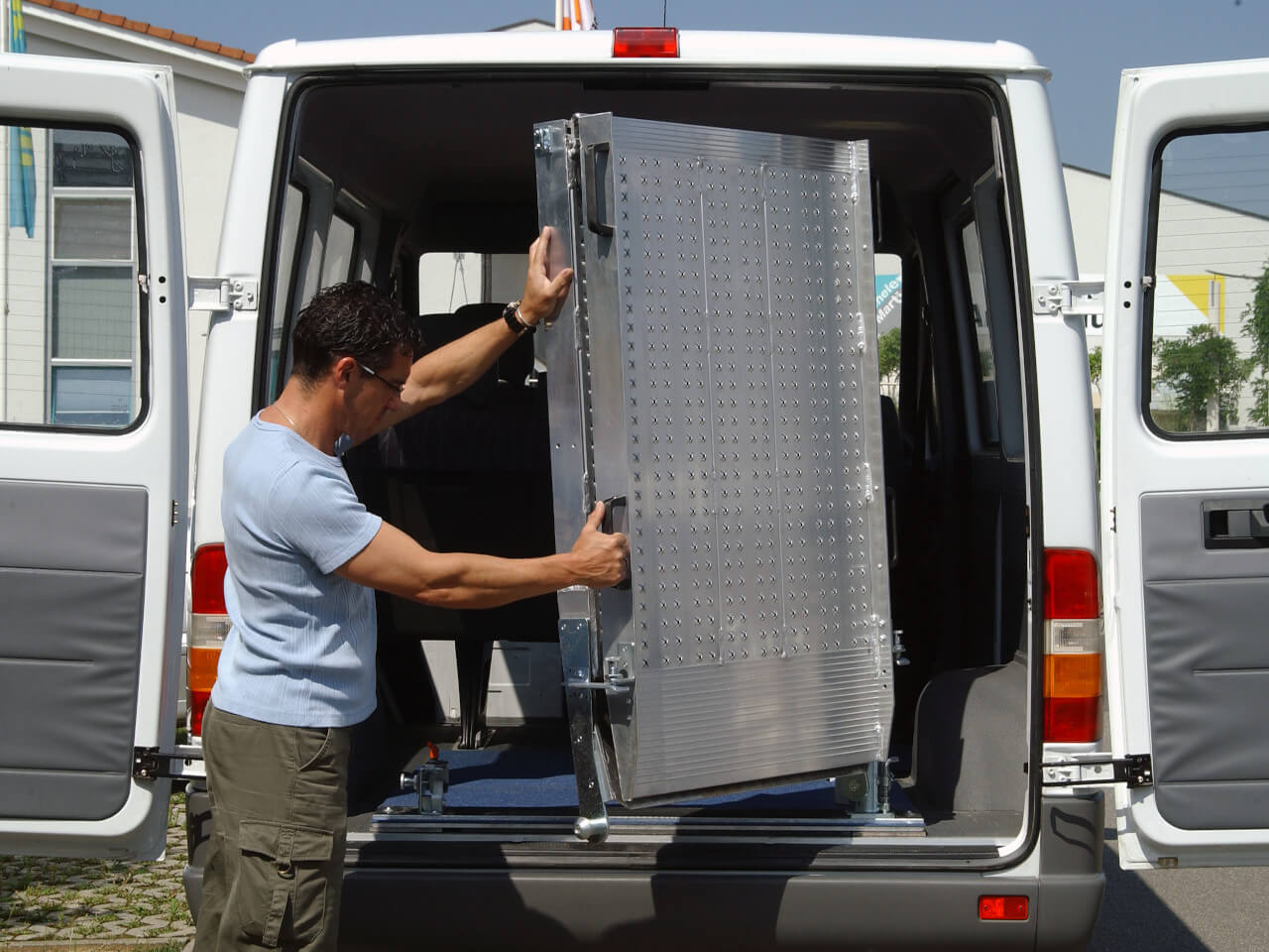 schwenkbare einbaurampe fuer transporter als platzsparende laderampe