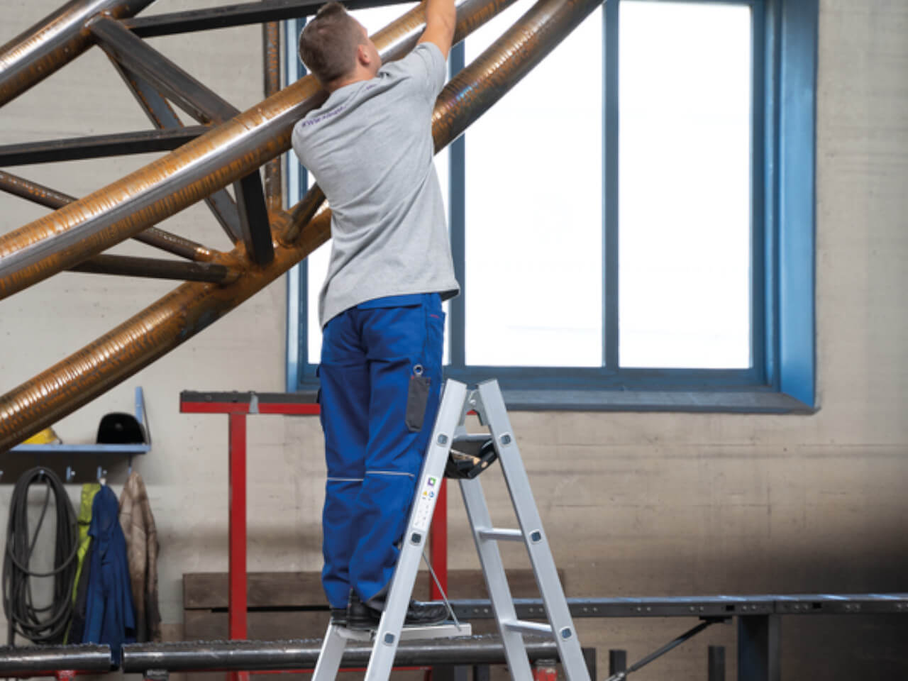 handwerker auf einer sprossen stehleiter von munk